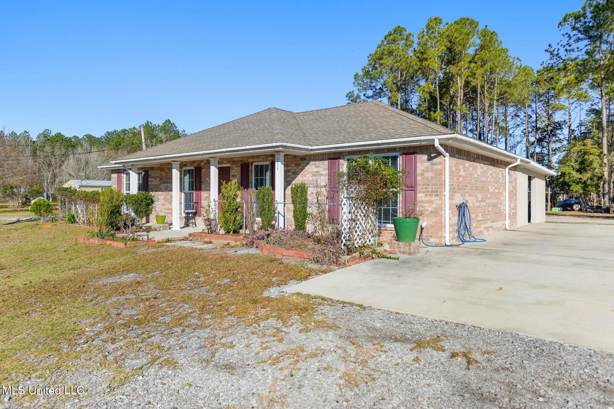 7216 Larkin Place West Biloxi, MS 39532 - Photo 2 of 33 7216 W Larkin Place-2