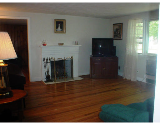 51 Essex Road Sharon, MA 02067 - Photo 4 of 18 Gallery Image 4