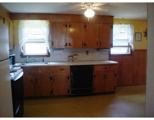 51 Essex Road Sharon, MA 02067 - Photo 5 of 18 Gallery Image 5
