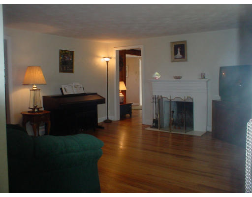 51 Essex Road Sharon, MA 02067 - Photo 6 of 18 Gallery Image 6