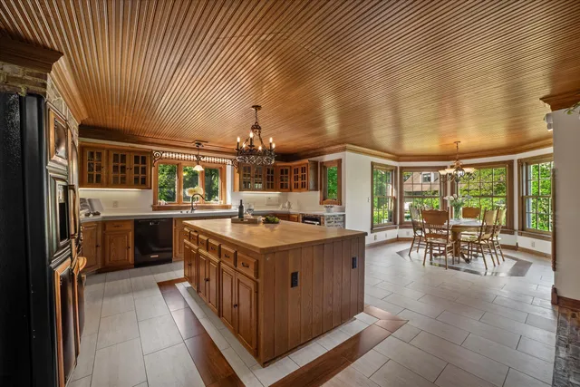 $3,099,000 | W335N5511 Island View Lane, Merton, WI 53058