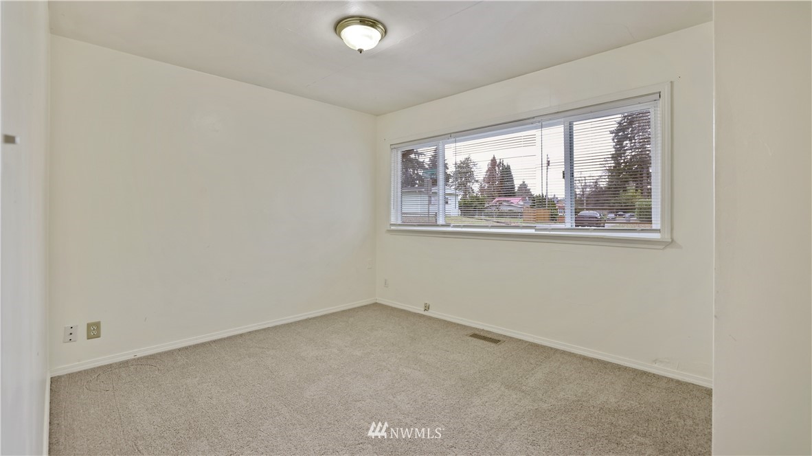 2519 Northeast 9th Street Renton, WA 98056 - Photo 21 of 26 an empty room with a window