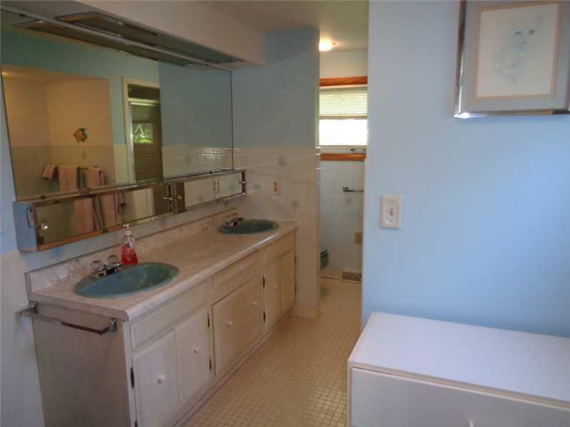25 Carlisle Road Transfer, PA 16154 - Photo 13 of 16 Full Bath.