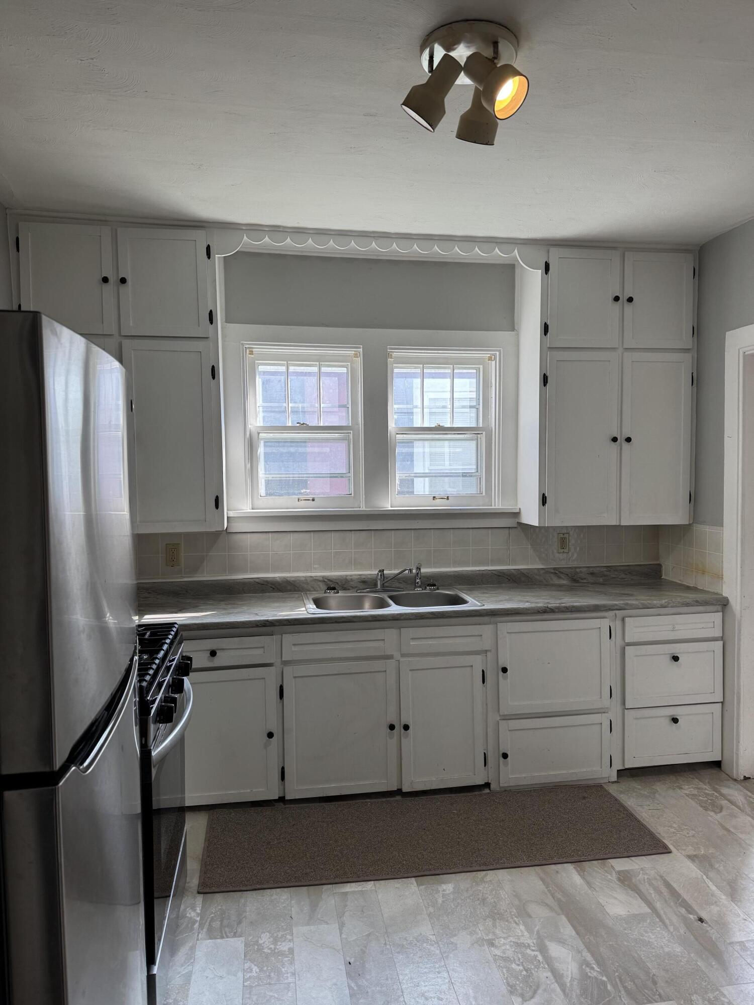 75 Filer Street Manistee, MI 49660 - Photo 7 of 11 75 1/2 Kitchen