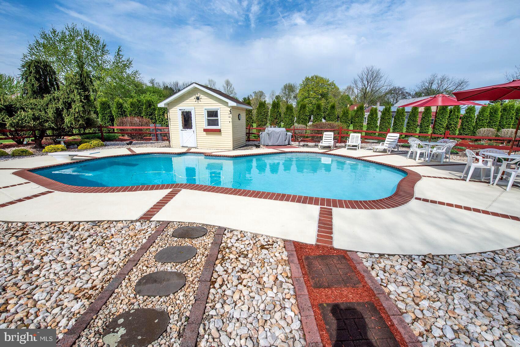 24 Harley Road Pottstown, PA 19465 - Photo 16 of 42 Expansive seating area