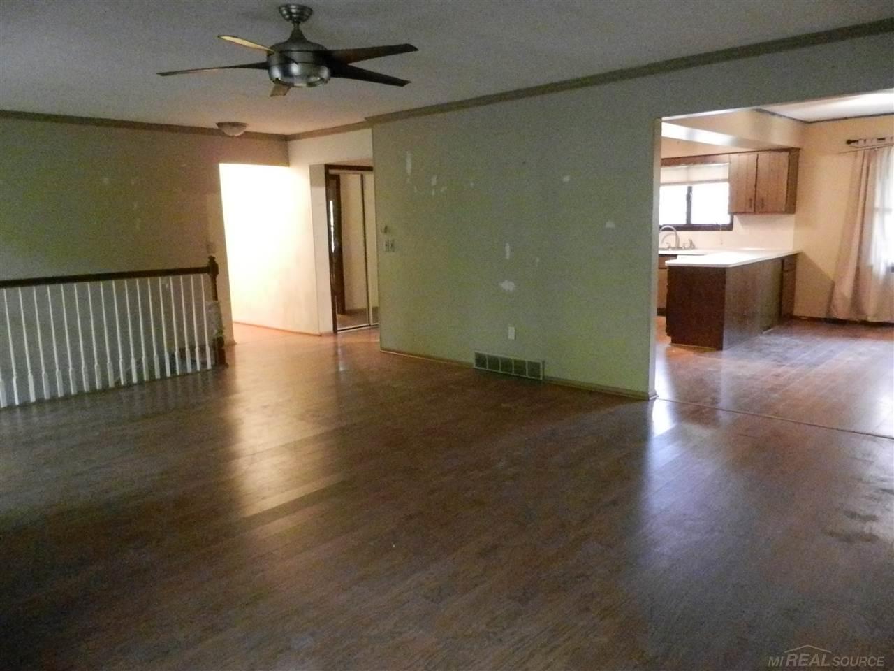11367 Common Road Warren, MI 48093 - Photo 7 of 44 31364535-6.JPG