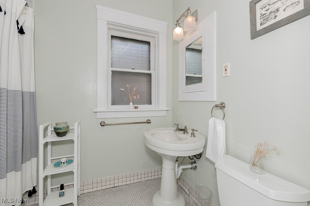 2472 Derbyshire Road, Unit 4 Cleveland, OH 44106 - Photo 22 of 27 Full Bathroom with Tub in the Hallway