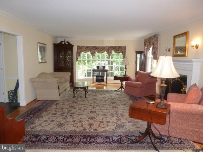102 Tunbridge Road Baltimore, MD 21212 - Photo 1 of 30 Living Room Large wtih baywindow