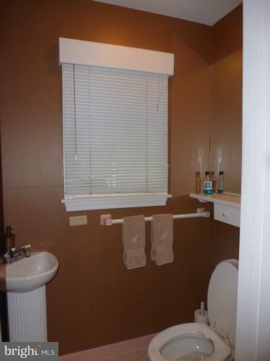 102 Tunbridge Road Baltimore, MD 21212 - Photo 14 of 30 Powder room off foyer