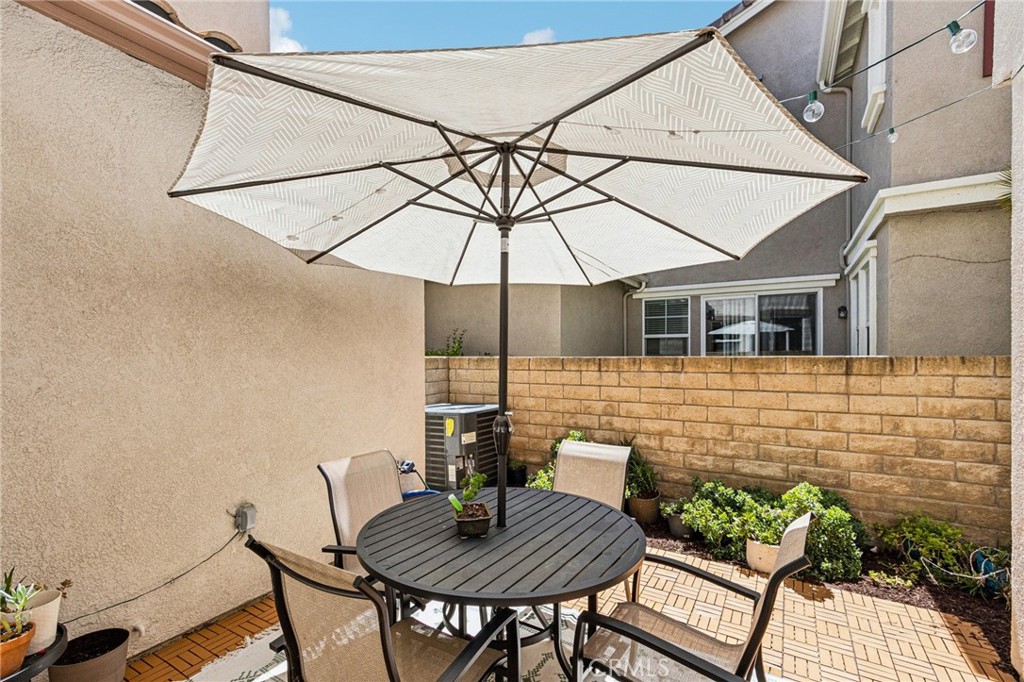 27436 Riverside Lane Valencia, CA 91354 - Photo 26 of 31 Private Side Yard