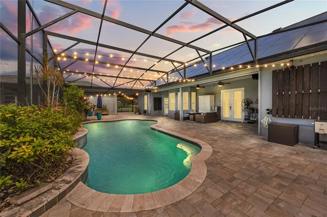 a view of a backyard