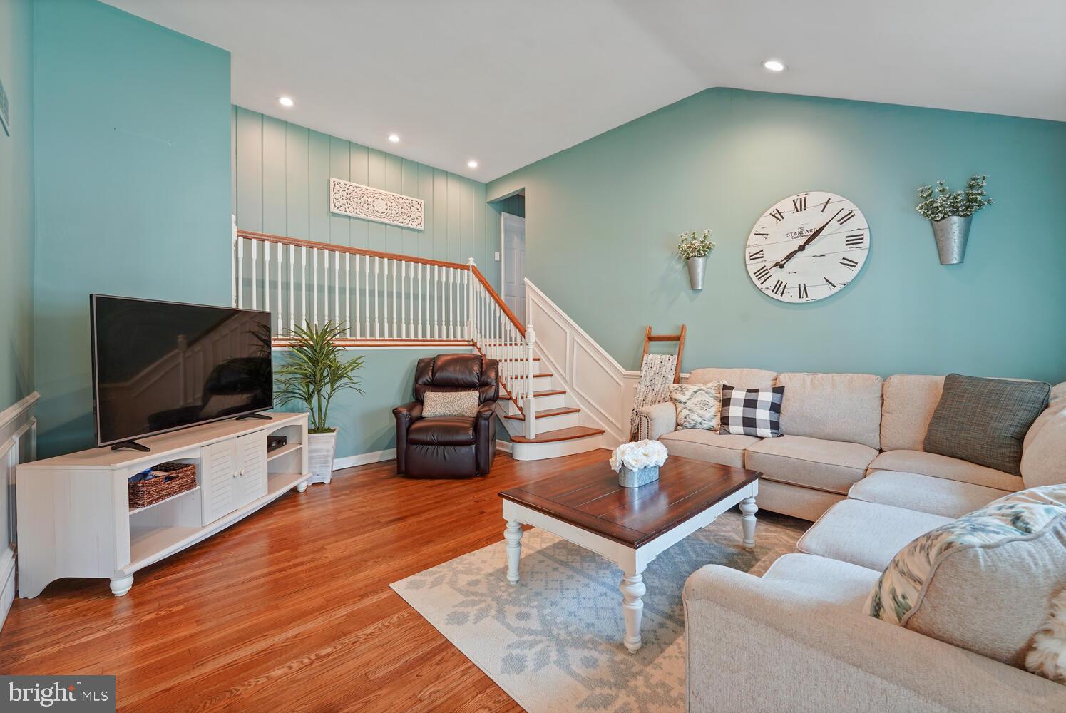 111 Holly Road Broomall, PA 19008 - Photo 4 of 37 Living Room