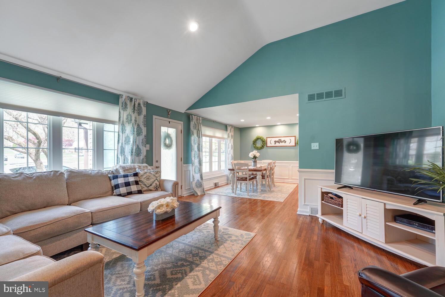 111 Holly Road Broomall, PA 19008 - Photo 5 of 37 Living Room