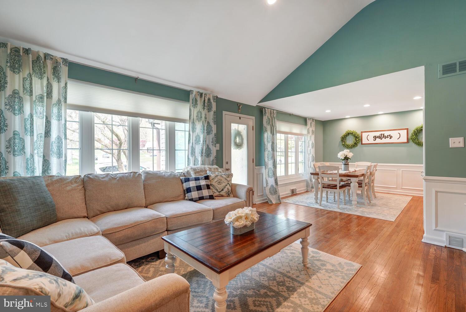 111 Holly Road Broomall, PA 19008 - Photo 6 of 37 Living Room