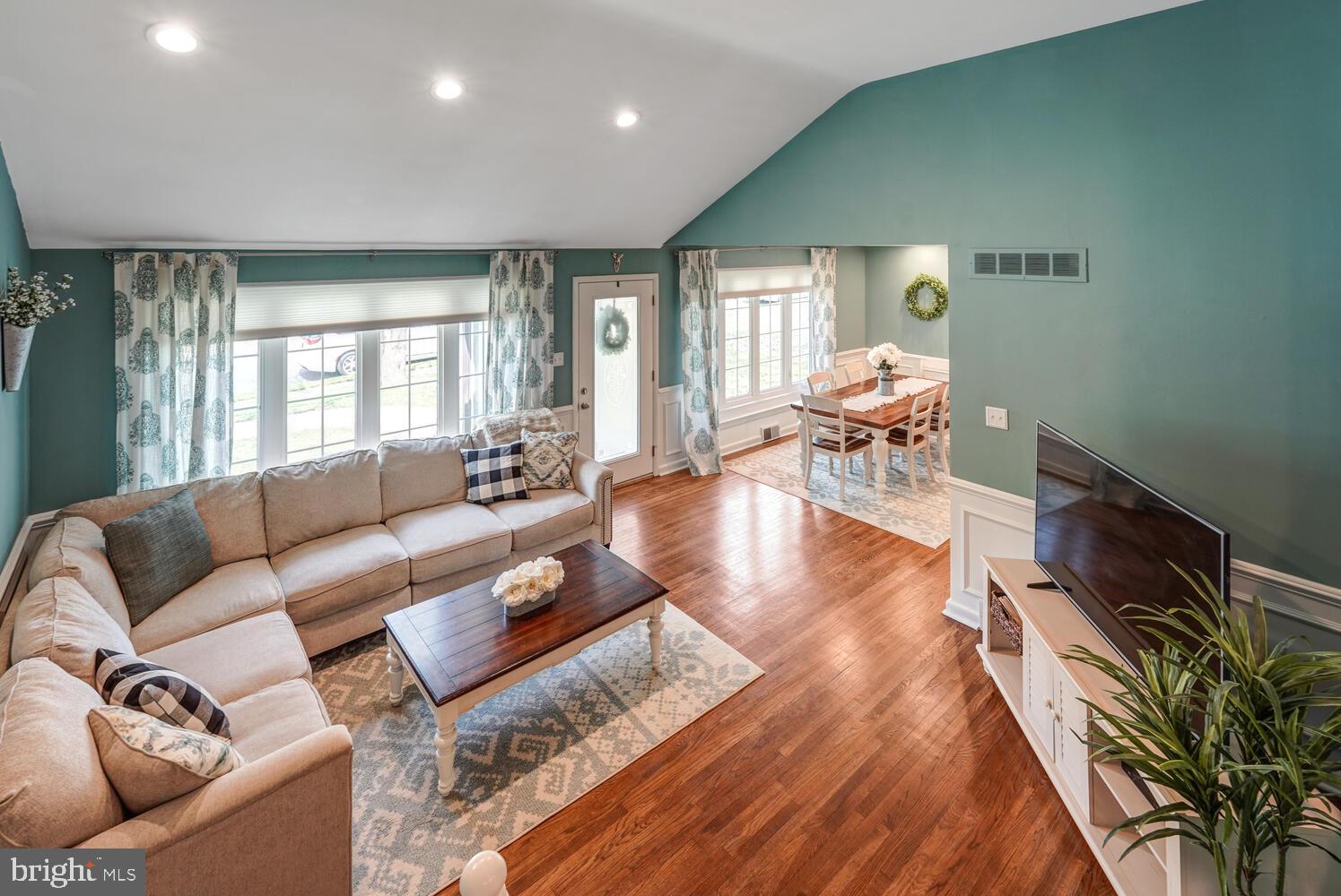 111 Holly Road Broomall, PA 19008 - Photo 7 of 37 Living Room