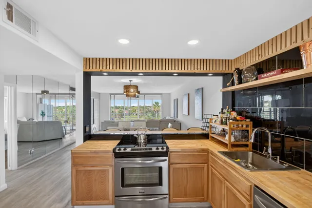 $3,000 | 3960 Oaks Clubhouse Drive, Unit 512, Pompano Beach, FL 33069