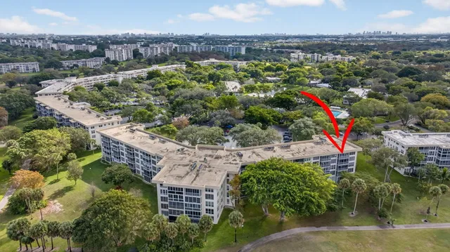 $3,000 | 3960 Oaks Clubhouse Drive, Unit 512, Pompano Beach, FL 33069