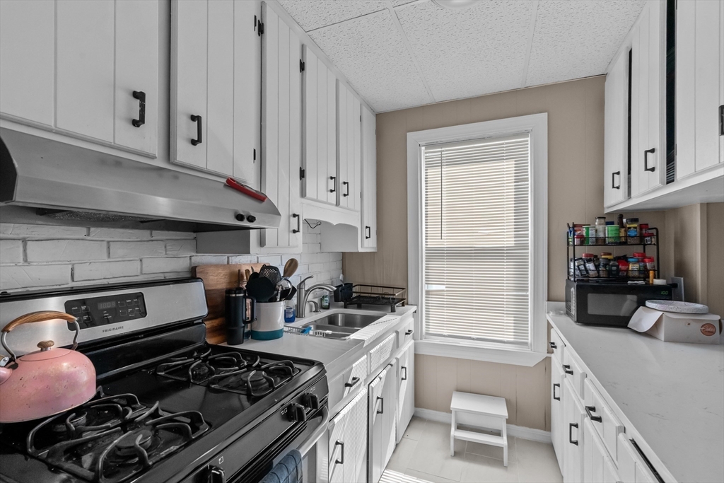 128 Cambridge Street Fall River, MA 02721 - Photo 6 of 42