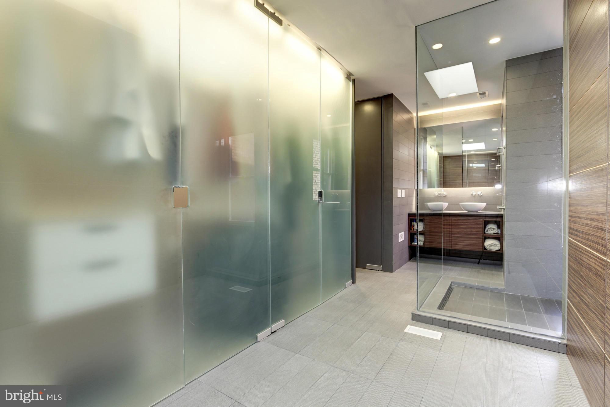 654 9th Street Northeast Washington, DC 20002 - Photo 20 of 26 Bath (Master)