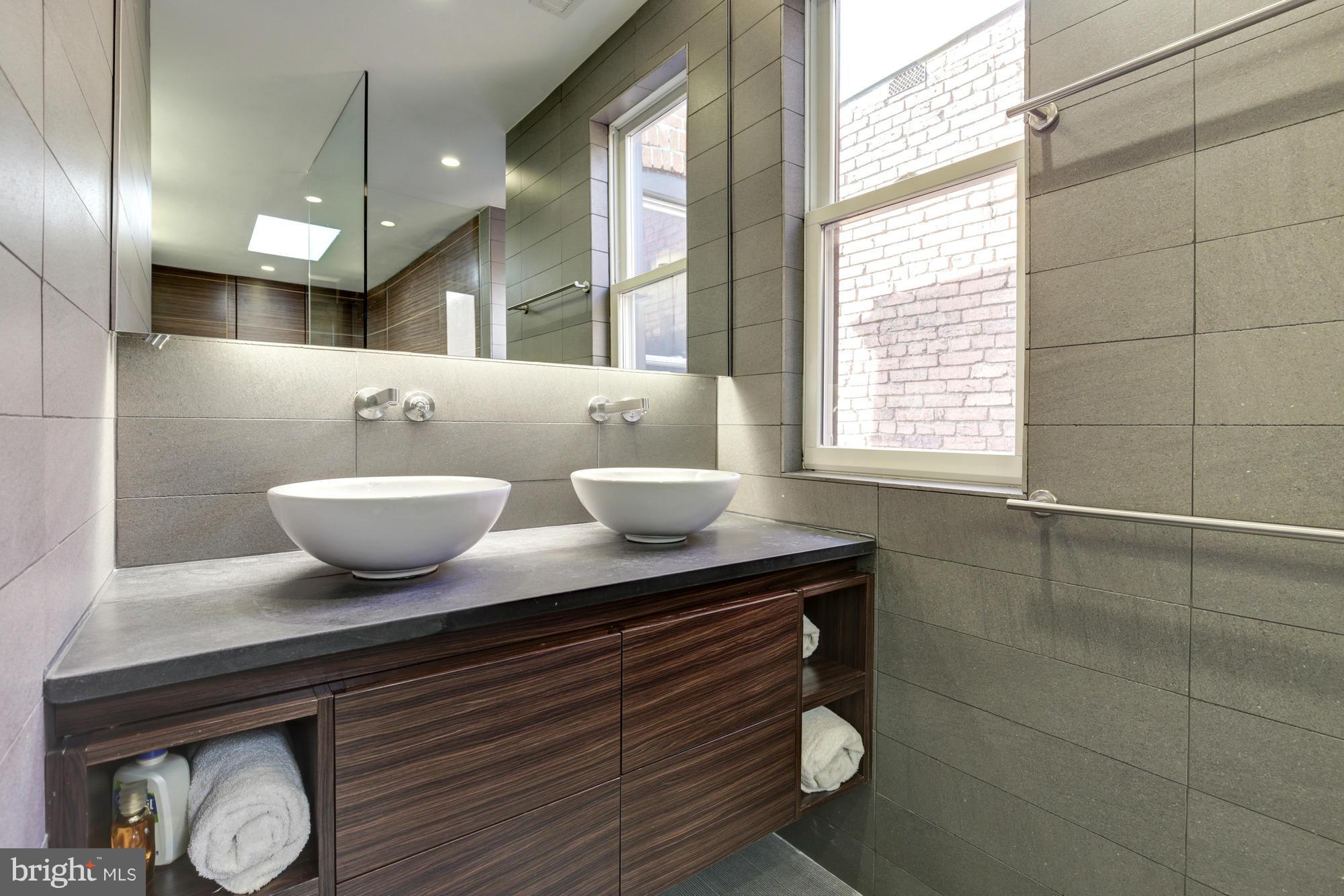 654 9th Street Northeast Washington, DC 20002 - Photo 21 of 26 Bath (Master)