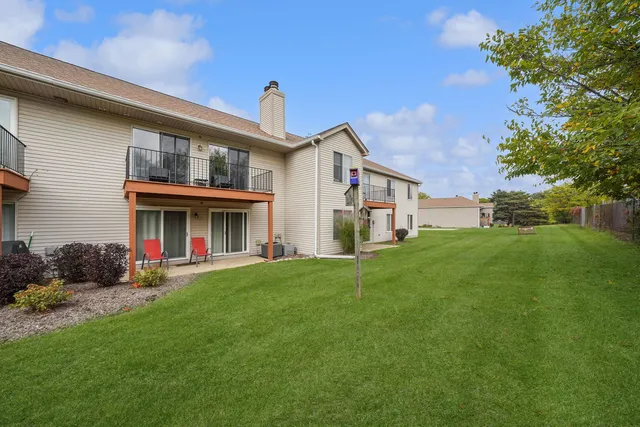 $2,350 | 7050 Newport Drive, Unit 203, Woodridge, IL 60517