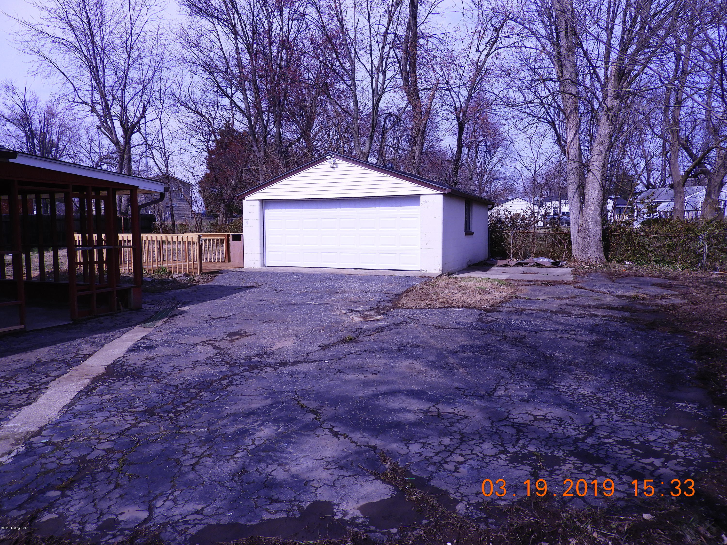 301 Mac Brae Road Louisville, KY 40214 - Photo 7 of 52 DSCN3329
