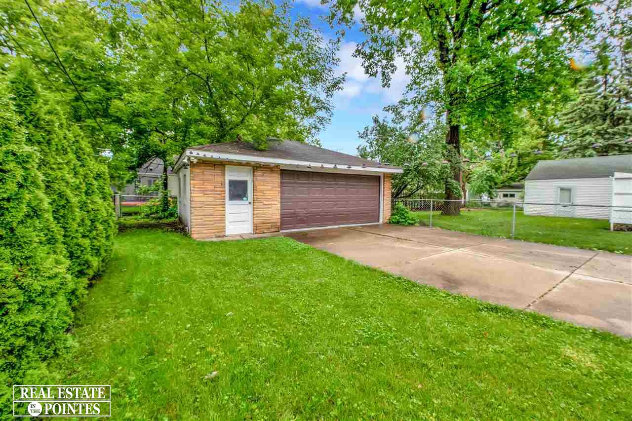 2050 Roslyn Road Grosse Pointe Woods, MI 48236 - Photo 9 of 30