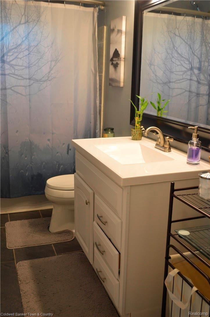 7575 North Fowlerville Road Fowlerville, MI 48836 - Photo 17 of 34 Full Bathroom