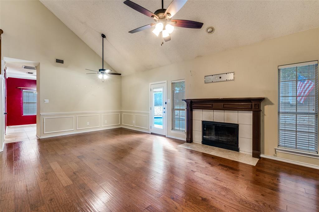 3902 Amy Court Arlington, TX 76016 - Photo 8 of 26 Living room, with entry to the kitchen.