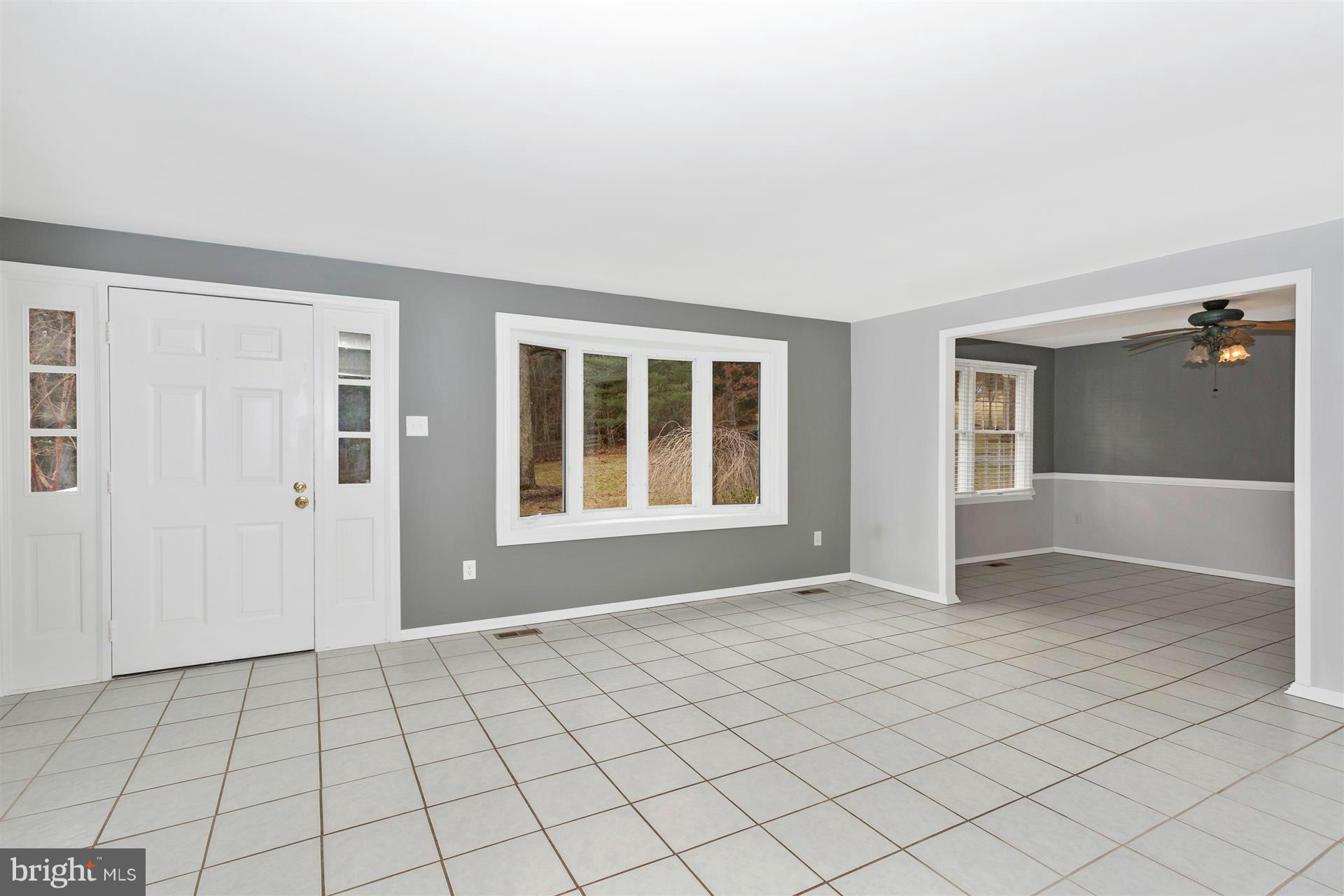 18350 New Cut Road Mount Airy, MD 21771 - Photo 15 of 26 Living Room