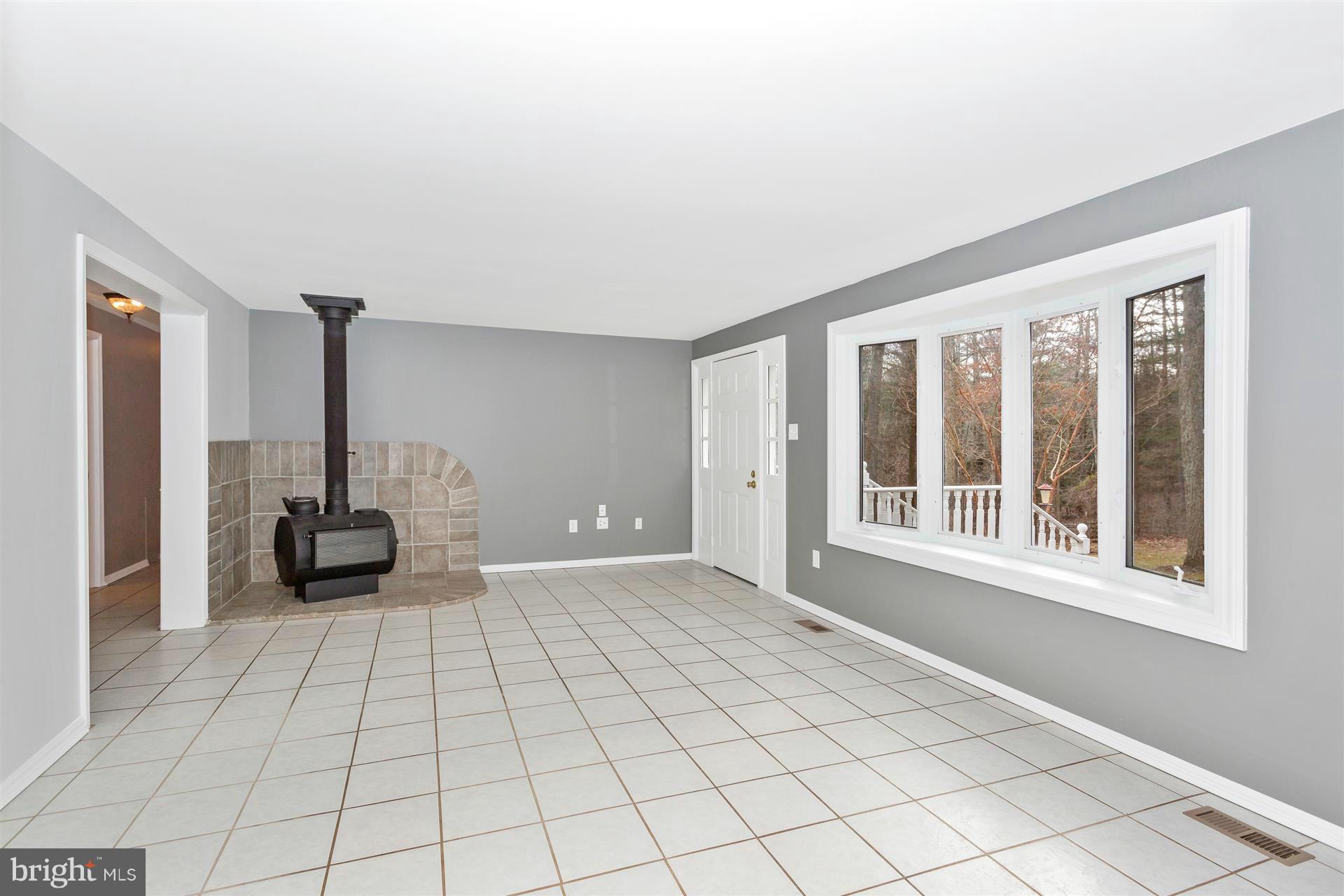 18350 New Cut Road Mount Airy, MD 21771 - Photo 16 of 26 Living Room