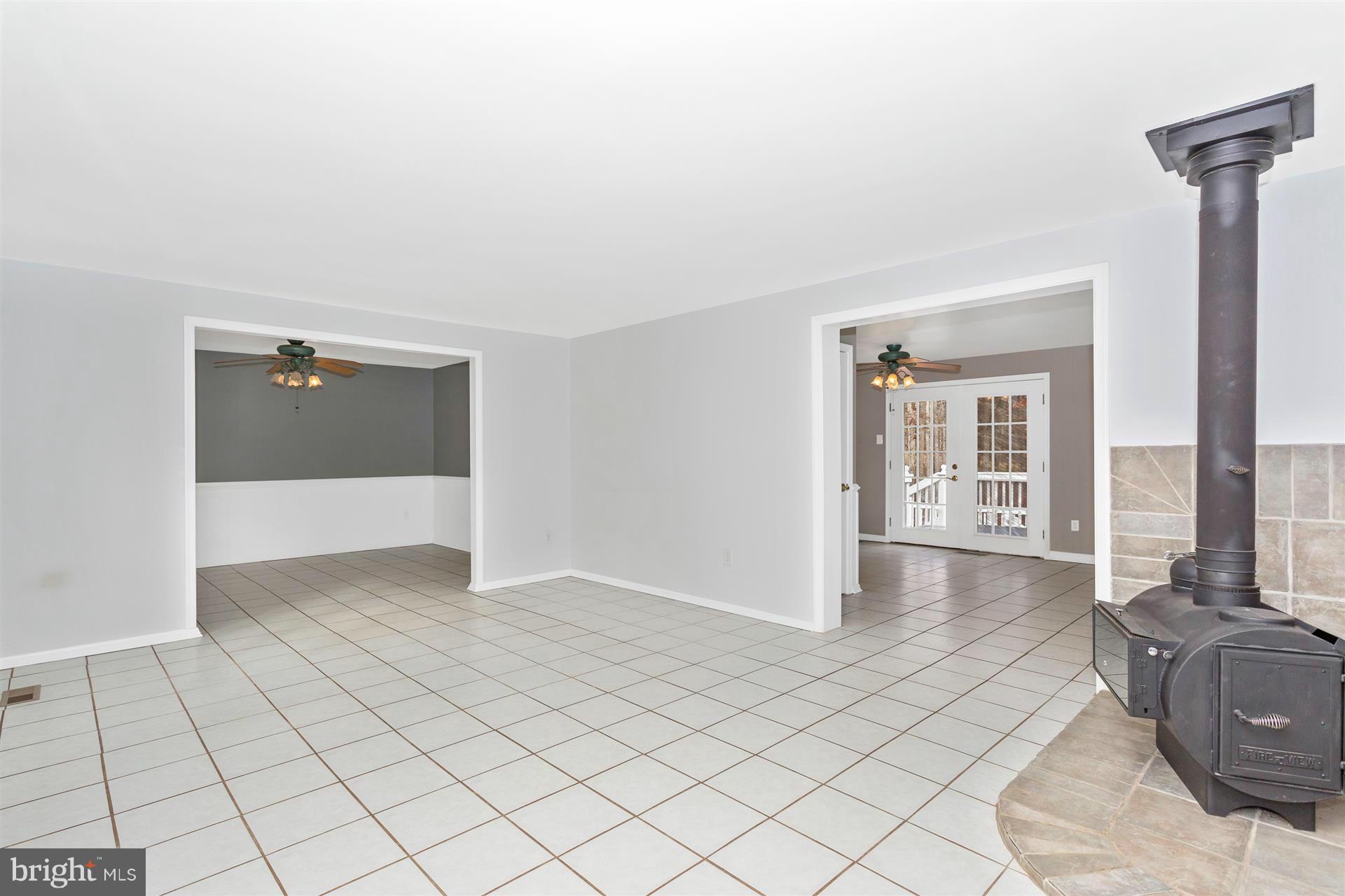 18350 New Cut Road Mount Airy, MD 21771 - Photo 17 of 26 Living Room