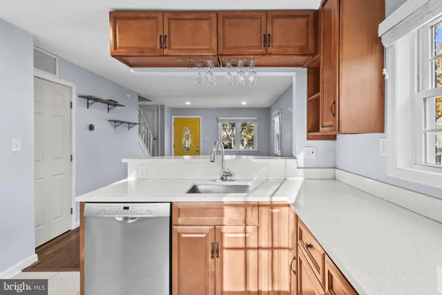 $2,950 | 2325 Fairview Terrace, Alexandria, VA 22303