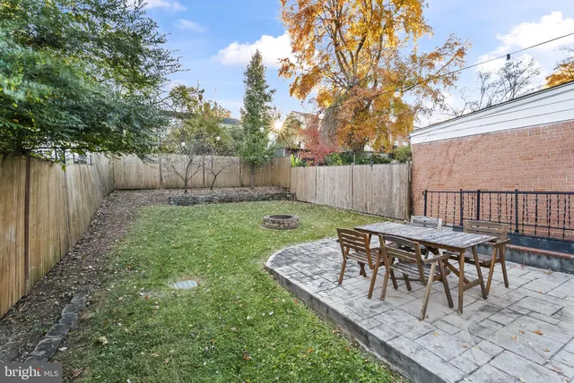 $2,950 | 2325 Fairview Terrace, Alexandria, VA 22303