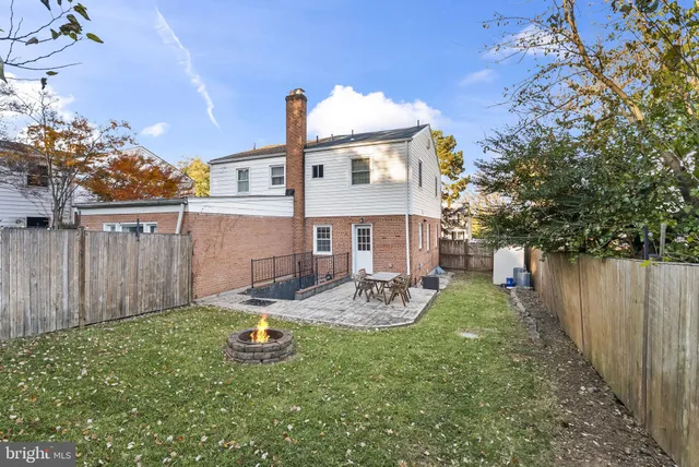 $2,950 | 2325 Fairview Terrace, Alexandria, VA 22303