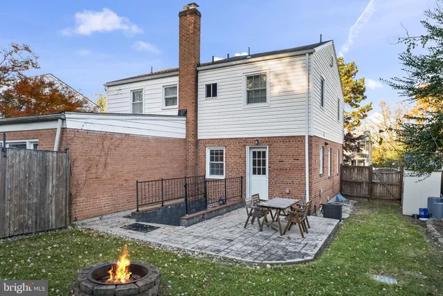 $2,950 | 2325 Fairview Terrace, Alexandria, VA 22303