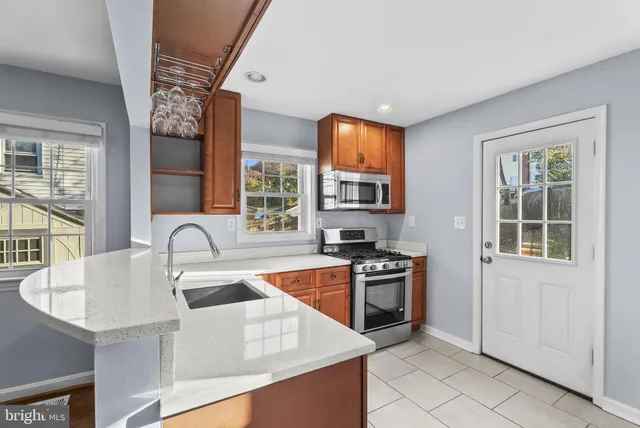 $2,950 | 2325 Fairview Terrace, Alexandria, VA 22303