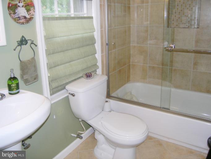 407 Whitestone Road Silver Spring, MD 20901 - Photo 8 of 25 Bath - Upper Level