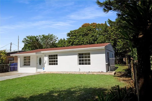 a view of a back yard of the house