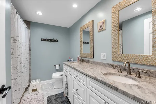$699,900 | 70 Wynngate Lane, Amherst, NY 14221