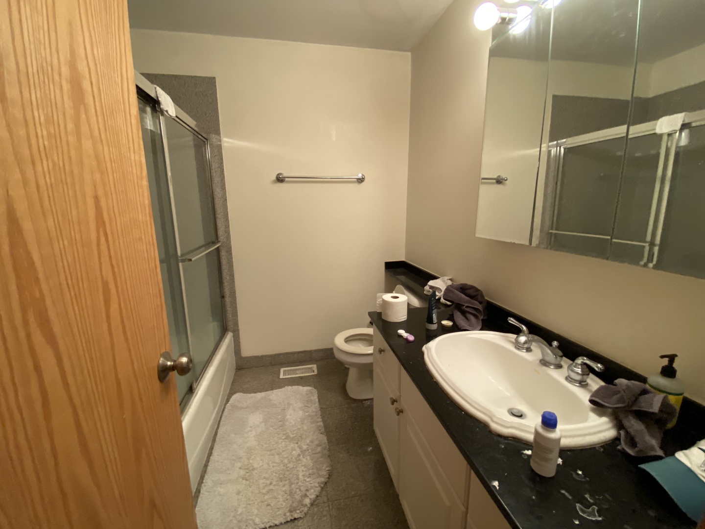 654 West Briar Place, Unit G Chicago, IL 60657 - Photo 11 of 17 a bathroom with a tub sink and mirror