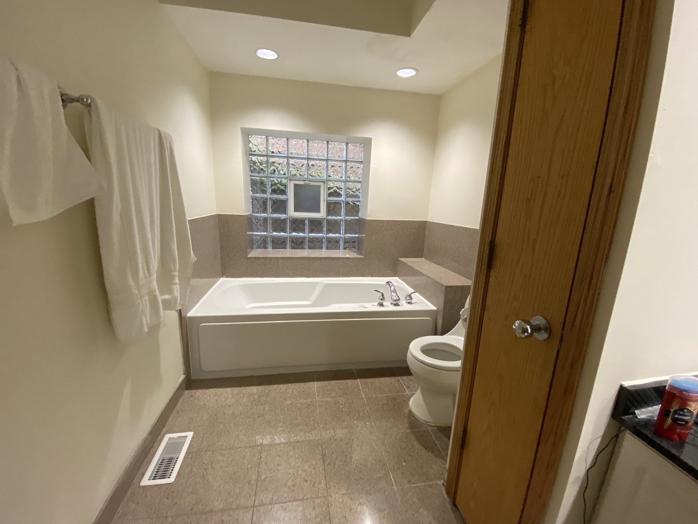 654 West Briar Place, Unit G Chicago, IL 60657 - Photo 17 of 17 a bathroom with a bathtub and a shower