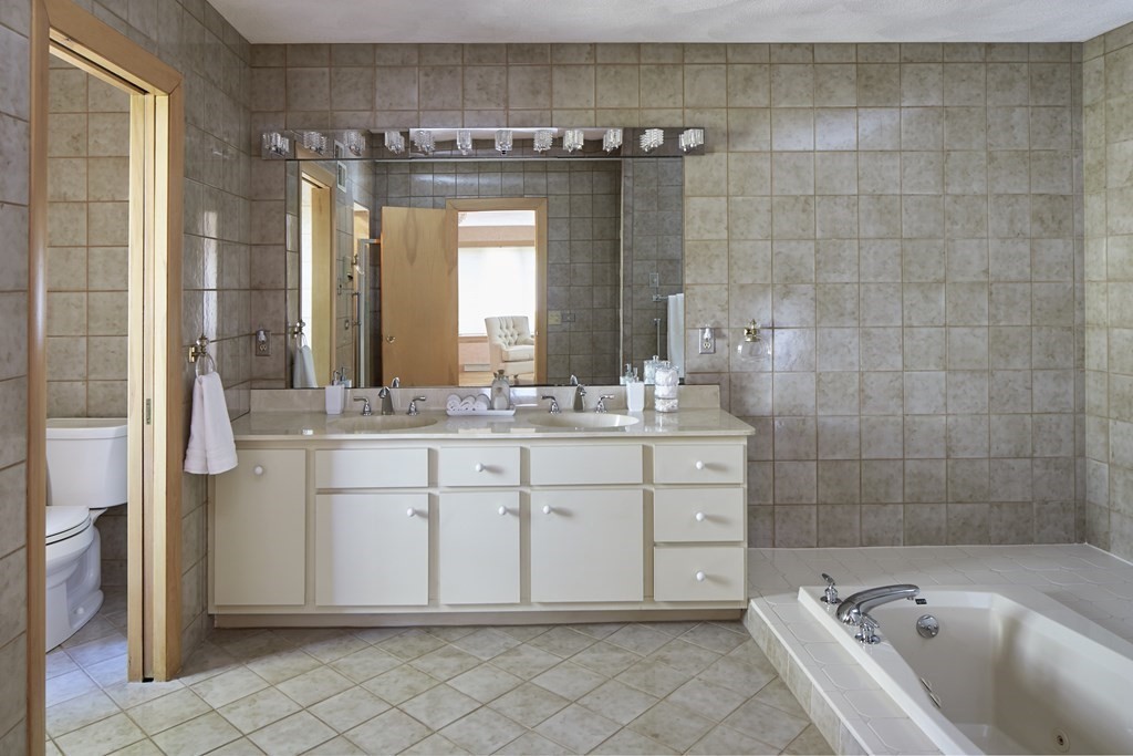 60 Cliff Road Weston, MA 02493 - Photo 12 of 16