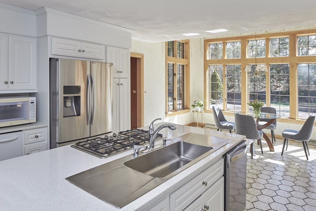 60 Cliff Road Weston, MA 02493 - Photo 7 of 16