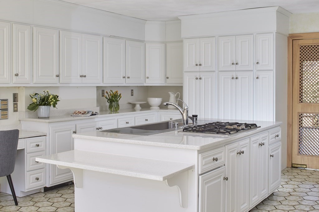 60 Cliff Road Weston, MA 02493 - Photo 8 of 16