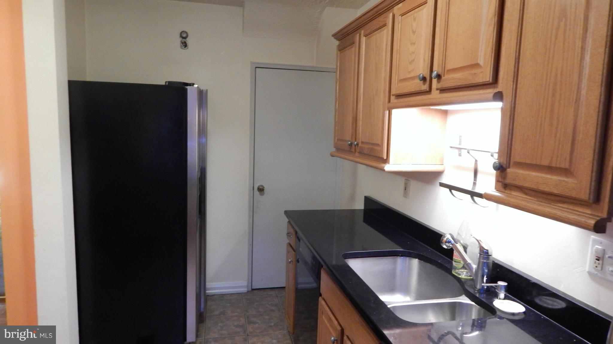 565 Brisbane Road Baltimore, MD 21229 - Photo 4 of 30 Kitchen