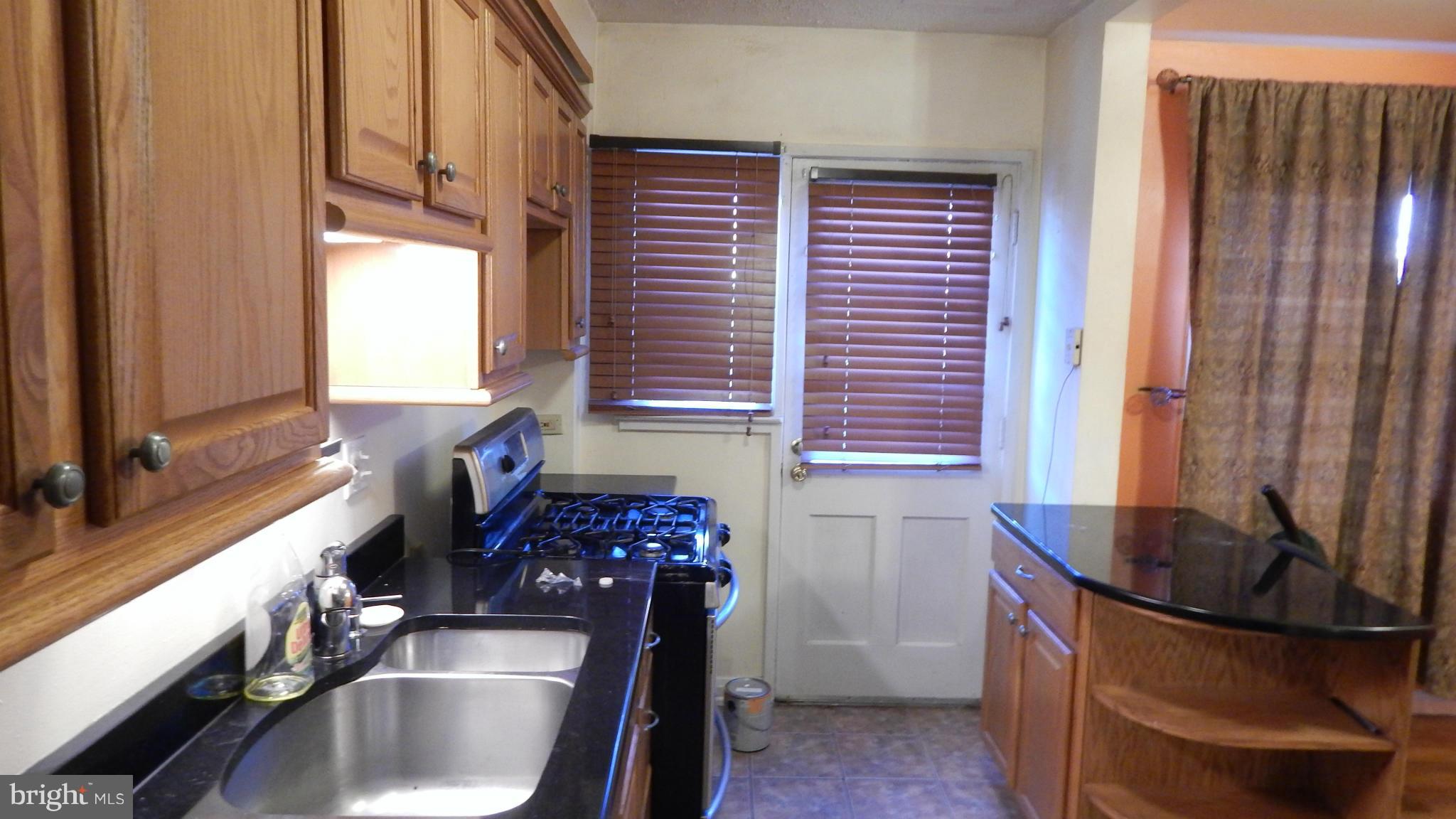 565 Brisbane Road Baltimore, MD 21229 - Photo 5 of 30 Kitchen