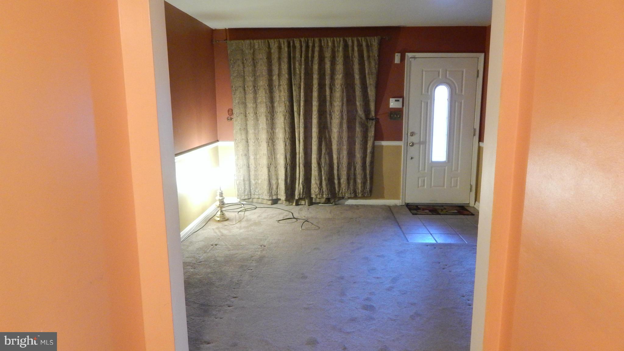 565 Brisbane Road Baltimore, MD 21229 - Photo 7 of 30 Living Room