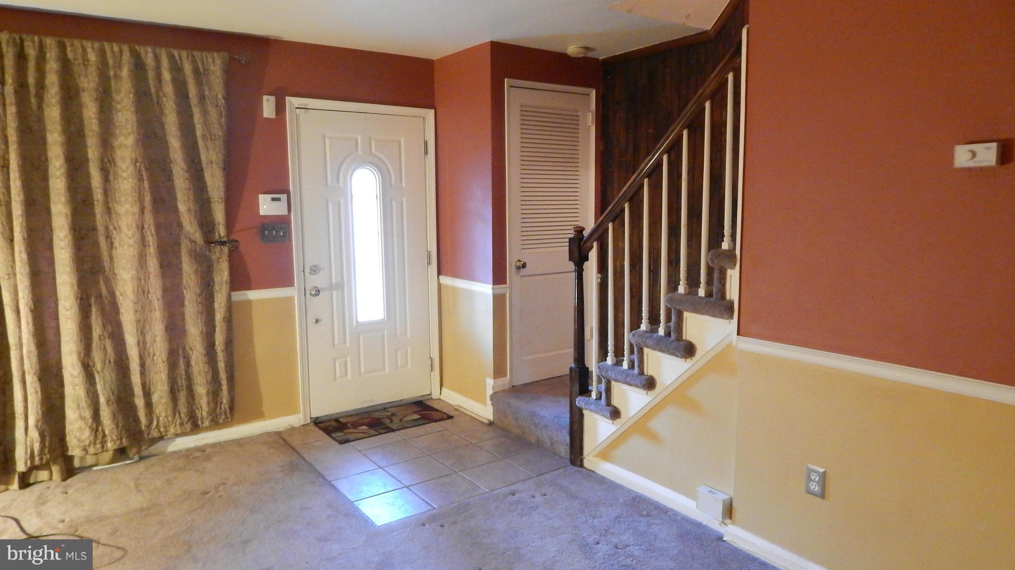 565 Brisbane Road Baltimore, MD 21229 - Photo 8 of 30 Living Room