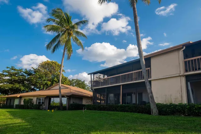 a view of a yard in front of house